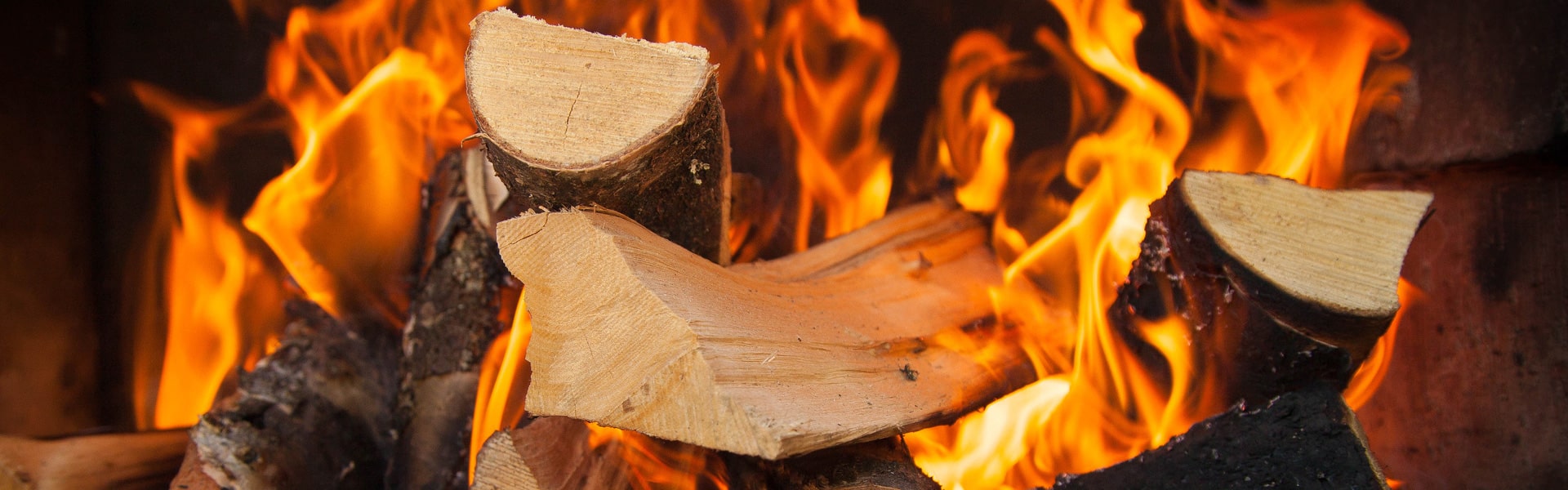 Drewno opałowe na tle ognia Slajd #3